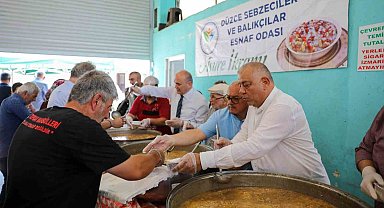 Pazar yerinde aşure ikramı gönülleri buluşturdu