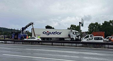 Pendik TEM otoyolunda tır bariyerlere çarptı