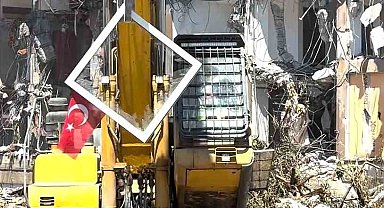 Pendik'te yıkım sırasında dikkat çeken hassasiyet: Kepçe operatörü Türk Bayrağı için çalışmayı durdurdu
