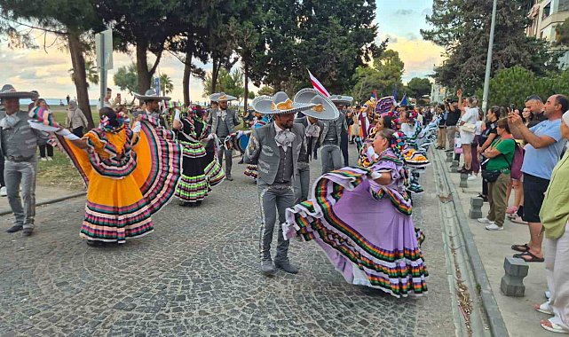 "36. Uluslararası Samsun Halk Oyunları Festivali" renkli görüntülerle başladı