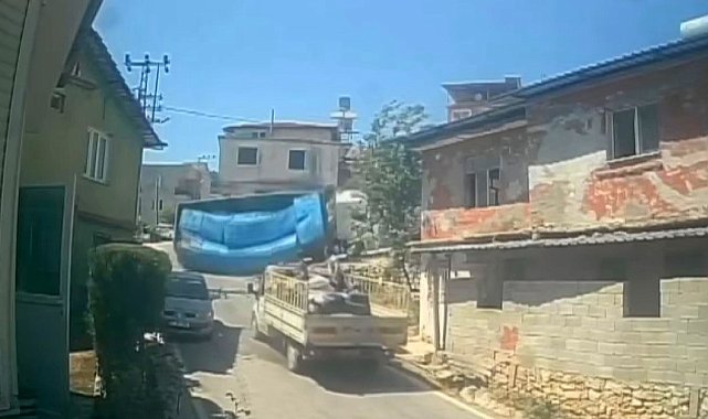 Rampayı çıkamayan briket yüklü tırın devrildiği anlar kamerada