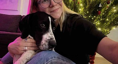 Rus kadın 4 ay önce kaybolan köpeğini 4 ilçede arıyor, binlerce afiş bastırıp her yere asıyor