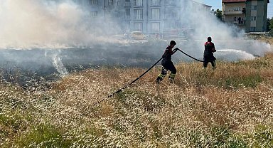 Rüzgarın etkisiyle büyüyen ot yangını evlere ulaşmadan söndürüldü
