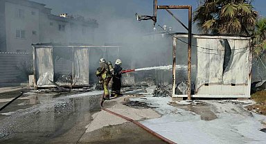 Sahildeki konteynerler evler alevlere teslim oldu