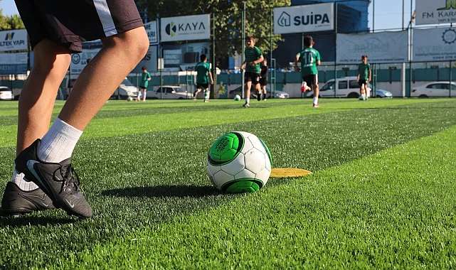 Sakarya Büyükşehir'in yenilediği zeminde ilk düdük çaldı