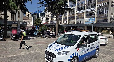 Samsun Cumhuriyet Meydanı'na park eden araçlara ceza