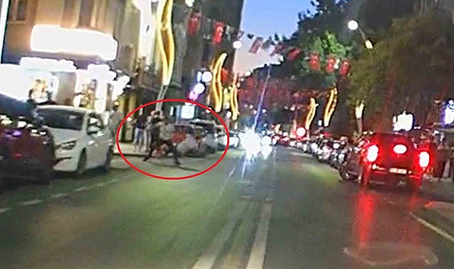Samsun'da taşkınlık yapan alkollü şahsı tek yumrukla yere serdi: O anlar kamerada