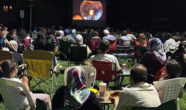 Sandalyeyi kapan açık hava sinemasına koştu