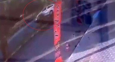 Şanlıurfa'da hafif ticari aracın ağaca çarptığı kaza anı kameraya yansıdı