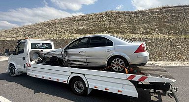 Sarıkamış'ta refüje çarpan otomobilin sürücüsü yaralandı
