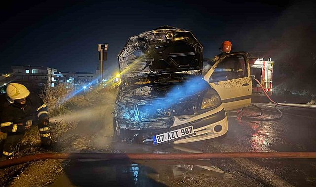 Seyir halindeki otomobil alev aldı