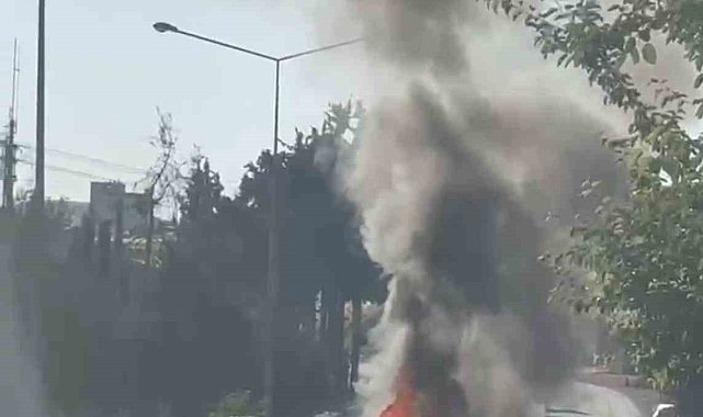 Seyir halindeki otomobil alev alev yandı