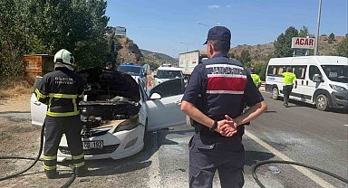 Seyir halindeki otomobil bir anda alev aldı