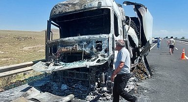 Seyir halindeki sebze yüklü tır yandı