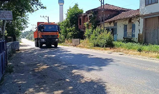 Sıcaklığın 35 dereceyi bulduğu Bilecik'te asfalt eridi