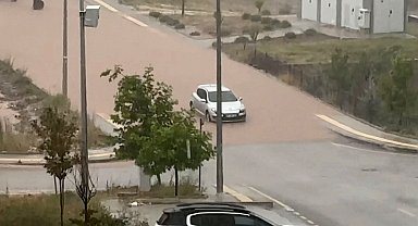 Şiddetli yağmur yolları suya teslim etti, araçlar yolda kaldı
