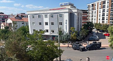 Siirt'te AK Parti il binası önüne bırakılan şüpheli çanta kontrollü patlatıldı