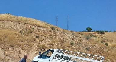 Siirt'te hafif ticari araç yoldan çıktı