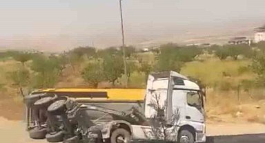 Siirt'te kum yüklü bir kamyon devrildi
