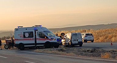 Siirt'te otomobil ile traktör çarpıştı: 2 yaralı