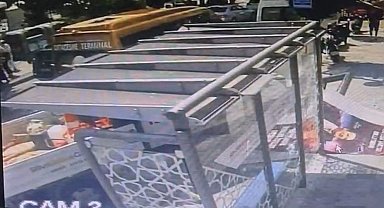 Silivri'de kamyonet durağa daldı: 1 kadın yaralandı
