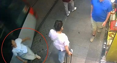 Sirkeci'de tramvay kadına çarptı
