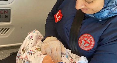 Şırnak'ta anne hastaneye yetişemedi, sağlık ekibi bebeği ambulansta doğurttu