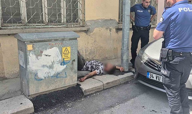 Sokak ortasında elinde tabancayla hareketsiz yatan genç paniğe neden oldu