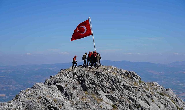 Spil'in zirvesindeki 15 Temmuz töreninde gaziler Türk bayrağını göndere çekti
