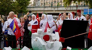 Srebrenitsa Soykırımı şehitleri Kartal'da karanfillerle anıldı