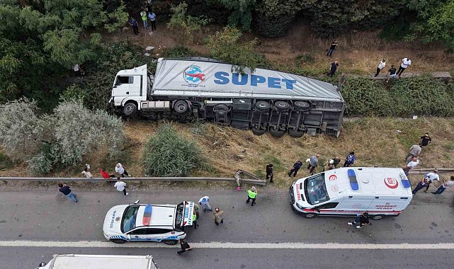 Sultanbeyli'de tır devrildi: 1 yaralı