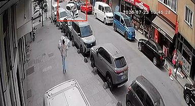 Sultangazi'de kuryeye araç çarptı: O anlar kamerada
