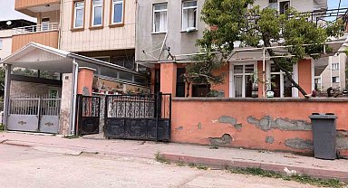 Sürgülü demir kapının altında kalan 3 yaşındaki çocuk ağır yaralandı