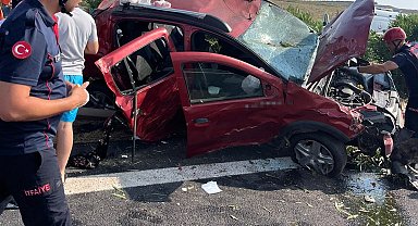 TAG Otoyolu'nda otomobil bariyerlere çarptı: 1'i çocuk 5 yaralı