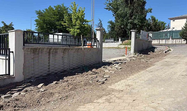 Tapu personeliyle tartışan belediye başkanı, kurumun önünü kazdırdı