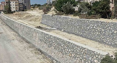 Tarsus'ta riskli bölgeye 240 metrelik istinat duvarı yapıldı