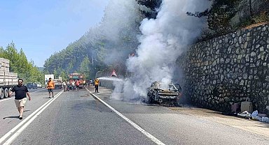 Tatilden dönen ailenin otomobili alev alev yandı muhtemel faciadan dönüldü