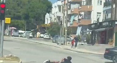 Tehlikeli hareketlerle motosikleti süren sürücü ve arkasındaki yolcunun düşme anı kameraya yansıdı
