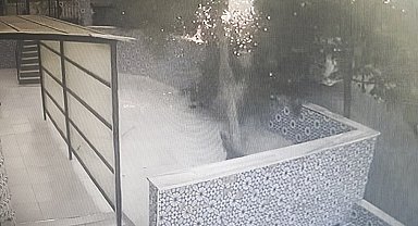 Tekirdağ'da tırın çarptığı elektrik direği cami avlusuna devrildi: O anlar kameraya yansıdı