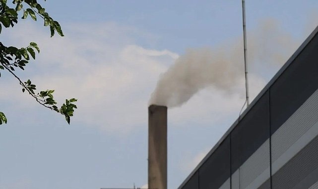Tekstil fabrikasından yayılan kömür dumanı mahalleliyi canından bezdirdi