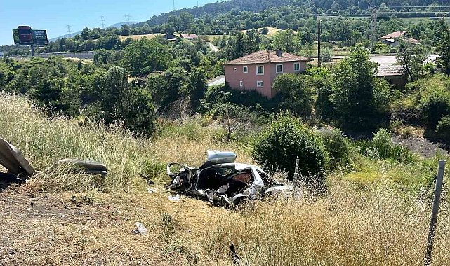 TEM Otoyolu'nda otomobil şarampole devrildi: 1 ölü, 3 yaralı