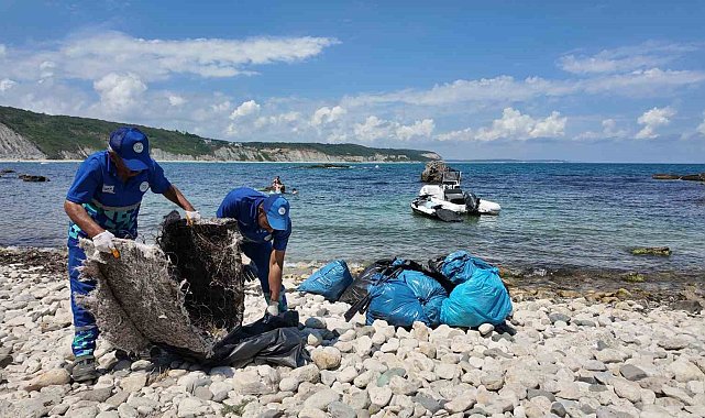 Temizlik sorumluluğu İBB'de olan Karaburun Sahili temizlenmeyince Arnavutköy Belediyesi harekete geçti