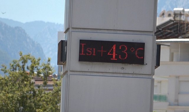 Termometrelerin 43 dereceyi gösterdiği Antalya'da sahiller doldu