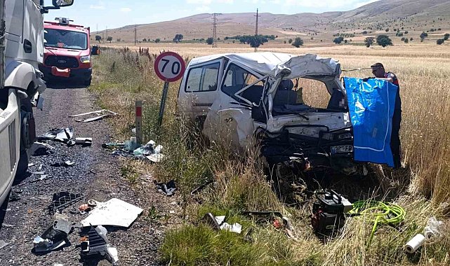 Tırla çarpışan minibüsün şoförü hayatını kaybetti