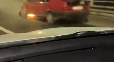 Tofaş marka otomobil köprünün üzerinde alev aldı