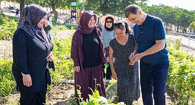 Toprakla buluşan kadınların hasat sevincine Başkan Tugay da ortak oldu
