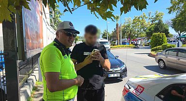 Trafik polisinin dikkati dolandırıcılık girişimini engelledi