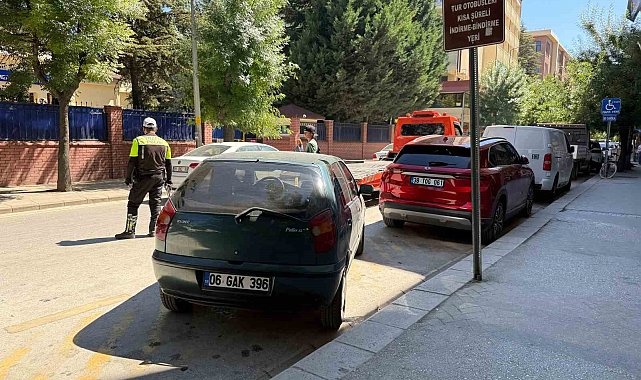 Tur otobüslerine ayrılan alana park eden araçlar ceza kesildi