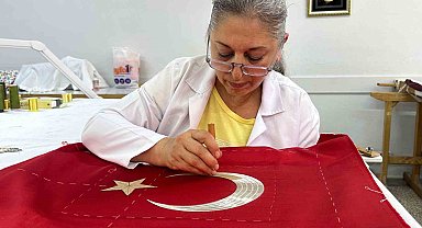 Türk bayrağı geleneksel sim sarma ve pesent teknikleriyle işleniyor