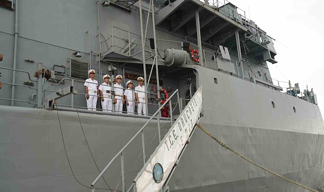 Türk donanmasından Atlantik'in ötesinde güç gösterisi: TCG Oruçreis New York'ta